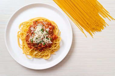 Spagetti bolonez domuz eti ya da kıymalı domates soslu spagetti İtalyan yemeği tarzı.