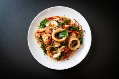 Ahtapot ya da ahtapot ve otla karıştırılmış kutsal fesleğen. Asya usulü.