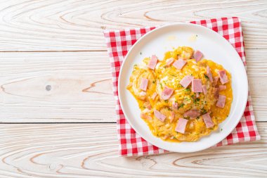 Pirinçli kremalı omlet veya jambonlu pilav ve yumuşak omlet.