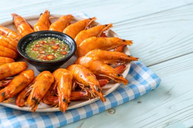 fırında tuzlanmış karides ya da deniz ürünleri soslu karides - deniz ürünleri tarzı.