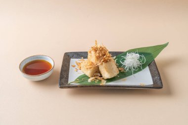(Japon usulü soya sosuyla servis edilen kızarmış tofu.