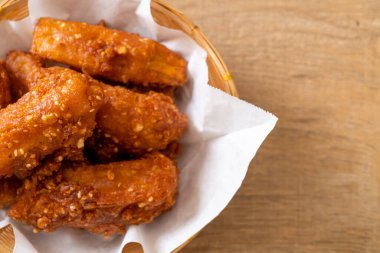 Kızarmış patates. Susamlı. Tayland usulü.