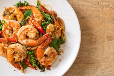 Karides ve otla karıştırılmış kutsal fesleğen. Asya usulü.