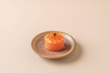 Somon yumurtalı taze somon balığı. Japon usulü.