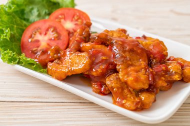 Kızarmış balığın üstünde 3 farklı tat (tatlı, ekşi, baharatlı) biber sosu