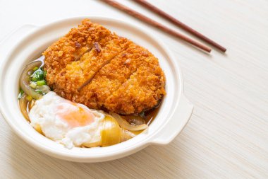 Japon usulü kızarmış domuz pirzolası (katsudon) soğan çorbası ve yumurta - Asya usulü