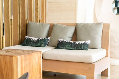 Kanepede rahat yastıklar.