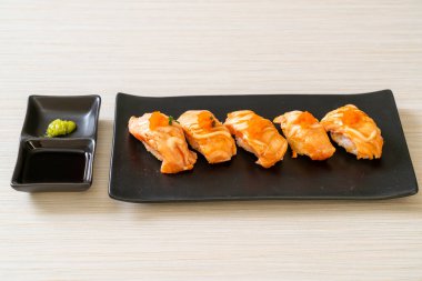 Japon usulü ızgara somon suşisi.
