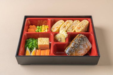 Bento soslu ızgara uskumru balığı, Japon usulü.