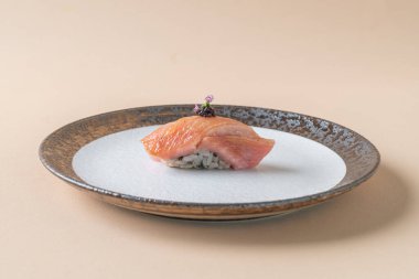 Japon usulü suşi pilavı üzerine çiğ somon tüttürmek.