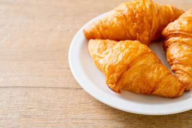 Taze tereyağlı kruvasan.