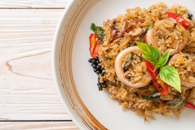 Ev yapımı Basil ve Baharatlı Bitki Kızarmış Pirinç Kalamar veya Ahtapot - Asya yemek tarzı