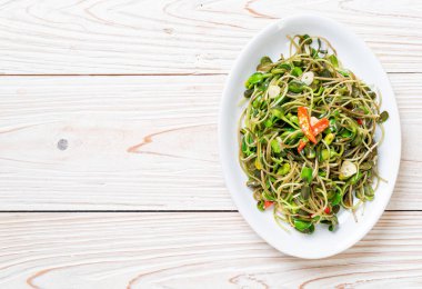 Kızarmış ay çiçeği filizi ve istiridye sosu. Sağlıklı yemek tarzı.