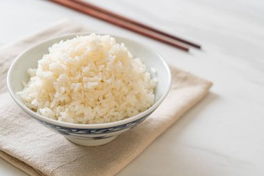 Tayland yaseminli beyaz pirinç kasesi.