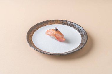 Japon usulü suşi pilavı üzerine çiğ somon tüttürmek.