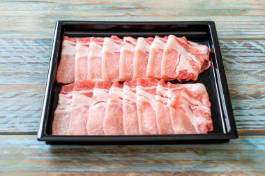 Dilimlenmiş taze domuz filetosu.