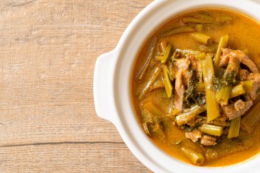 Sabah ihtişamıyla Tayland usulü domuz eti.