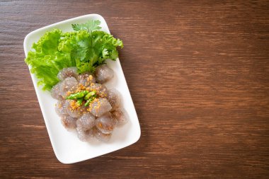 Şeffaf toplara Saku Sai Moo ya da buharda pişirilmiş Tapioca köfteleri deniyor.