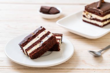 Tabağında badem olan lezzetli çikolatalı pasta.