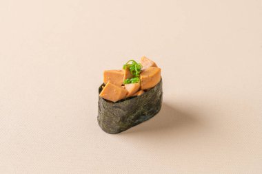 Ankimo suşisi, suşi pilavı üzerine maymun balığı ciğeri - Japon yemeği tarzı.