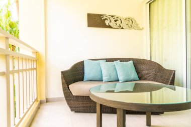 Balkondaki teras sandalyesinde rahat yastık süslemesi