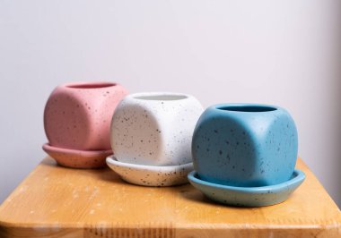 boş ve güzel kil saksı ahşap masada