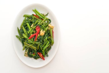 Karıştırılmış Çin Sabah Zaferi ya da beyaz arka planda izole edilmiş su ıspanağı