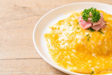 Pirinçli kremalı omlet veya jambonlu pilav ve yumuşak omlet.