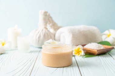 Ahşap zemin üzerine kurulmuş kaplıca tedavileri - Güzellik konsepti