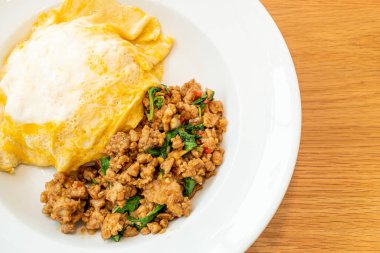 Kızarmış domuz ve kremalı omlet ile fesleğen. Asya usulü.