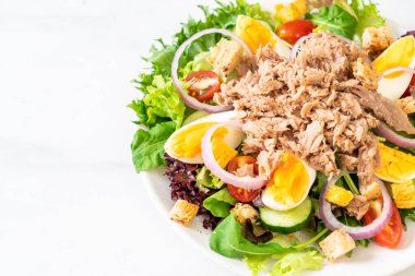 Sebze salatalı ve yumurtalı ton balığı, sağlıklı yemek tarzı.