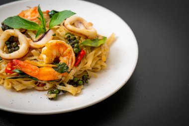 Baharatlı erişteyi deniz yemeğiyle karıştır (Pad Cha Talay) - Tayland yemeği tarzı