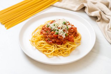 Spagetti bolonez domuz eti ya da kıymalı domates soslu spagetti İtalyan yemeği tarzı.