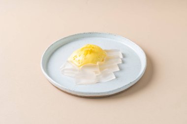 Yuzu portakallı dondurma ve tabakta puding.