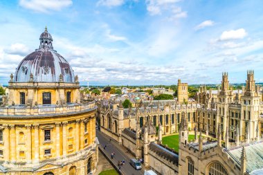 Oxford Üniversitesi Radcliffe Kamera ve Tüm Ruhlar Koleji. Oxford, Birleşik Krallık.