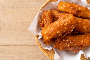 Kızarmış patates. Susamlı. Tayland usulü.