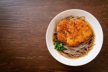 Japon usulü kızarmış domuz pirzolası (tonkatsu) - Asya usulü erişte.