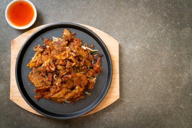 Kızarmış midyeli krep ya da midyeli omlet.