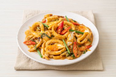 Kızarmış kalamar ya da ahtapotu tuzlu yumurtayla karıştırın - Asya yemeği tarzı