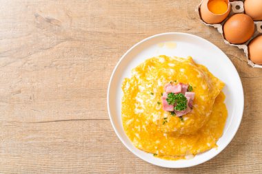 Pirinçli kremalı omlet veya jambonlu pilav ve yumuşak omlet.