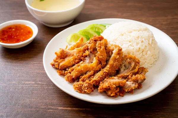 Nasi Ayam Hainan Dengan Ayam Goreng Atau Nasi Dikukus Sup — Stok Foto