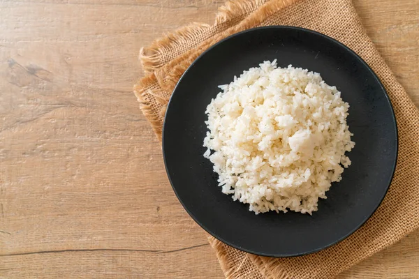 Vařená Thajská Jasmínová Bílá Rýže Talíři — Stock fotografie