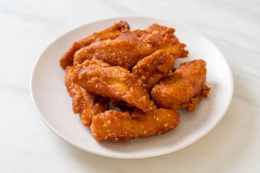 Kızarmış patates. Susamlı. Tayland usulü.