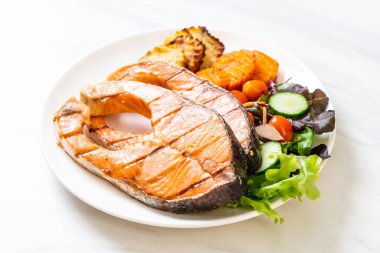 Çift ızgara somon bifteği ve sebzeli fileto.