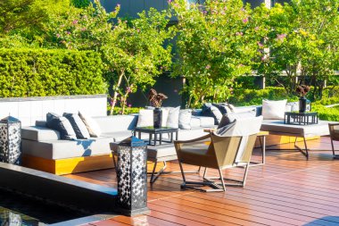 Bahçedeki balkonda verandalı yastıklar ve kanepe.