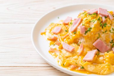 Pirinçli kremalı omlet veya jambonlu pilav ve yumuşak omlet.