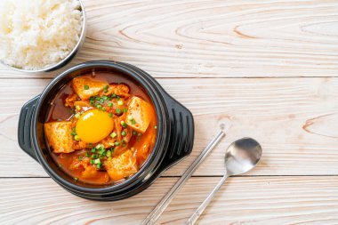 Tofu ve yumurtalı Kimchi Çorbası veya Kore Kimchi Güveci - Kore Yemekleri Geleneksel Tarzı