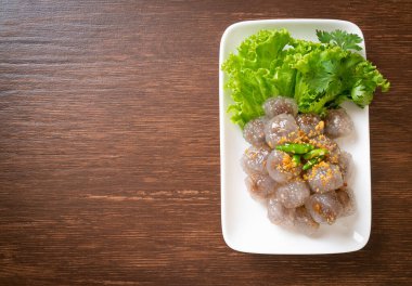 Şeffaf toplara Saku Sai Moo ya da buharda pişirilmiş Tapioca köfteleri deniyor.