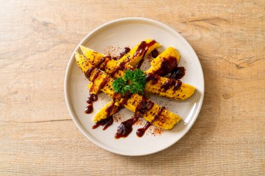 Izgara ve barbekü mısır ve bbq sosu.