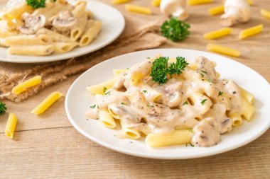 İtalyan usulü mantarlı makarna ve krema sosu.